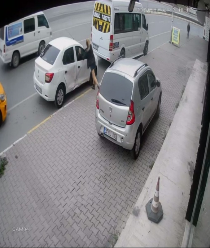 Darbedilen kadın, kocasının aracına saldırdı